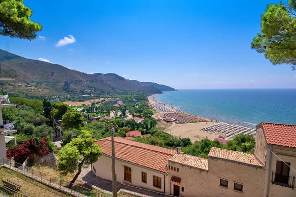 Vista superior de una playa de mar y montañas en un día soleado de verano — Foto de Stock