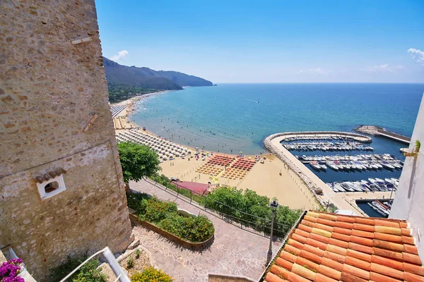 Una vista desde lo alto de una playa de mar y un amarre para yates en un s — Foto de Stock