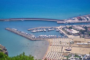 Bir deniz plaj ve güneşli bir yaz dağlarda üstten görünüm