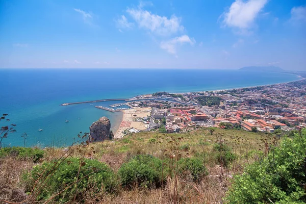 Vista superior de una playa de mar y montañas en un día soleado de verano — Foto de Stock