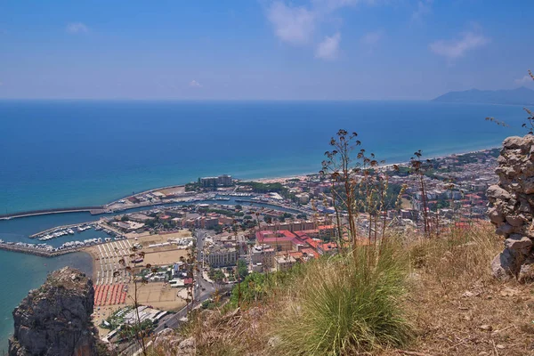 Vista de la ciudad turística italiana de Terracina desde la ladera de t — Foto de Stock