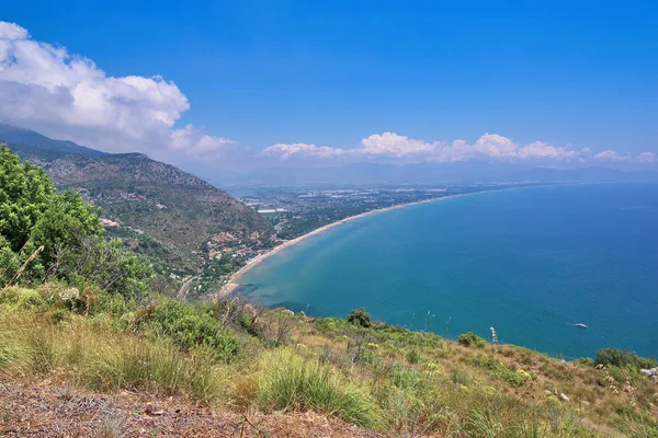 Top view of a sea beach and mountains in a summer sunny day — Stock Photo, Image