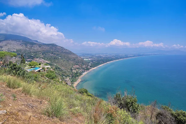 Costa del mar de balnearios italianos vista de la playa y el mar y m — Foto de Stock
