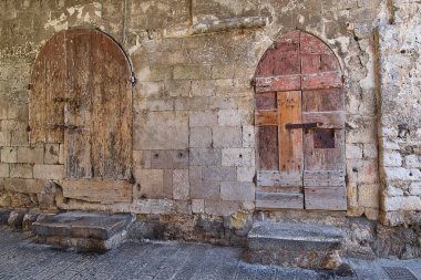 Taş bir sundurma ile eski ahşap kapı