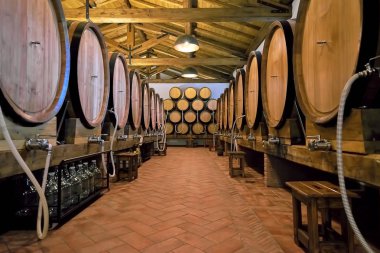 Büyük ahşap varil ile Bodrum Bodrum