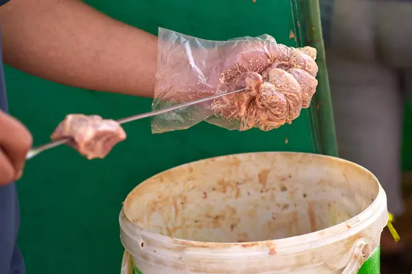 Ensartar trozos de carne cruda en un pincho — Foto de Stock