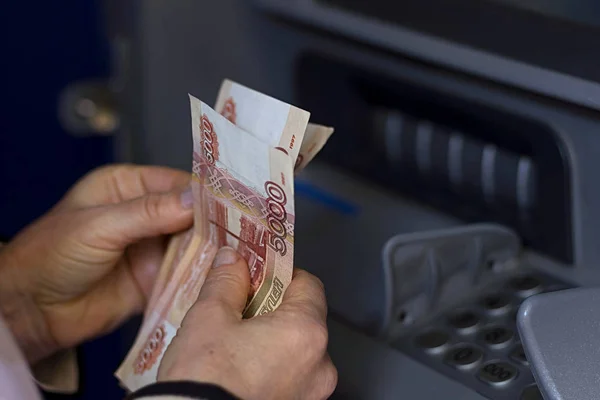 Papiergeld in den Händen des Geldautomaten — Stockfoto