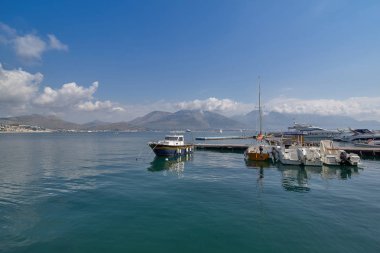 Tekneler ve yatlar karşı fon Bay iskelede 