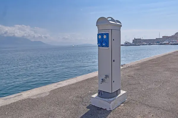 Instalaciones de atraque del muelle, un lugar para la conexión de electricidad y — Foto de Stock