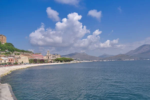 Vista de la pequeña ciudad turística italiana en la orilla del mar — Foto de Stock