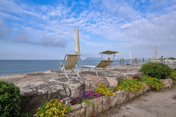 Lugar individual en la playa con una sombrilla tumbona y chaise — Foto de Stock