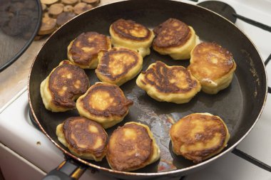 Krep veya köfte sebze yağı bir tavada kızarmış