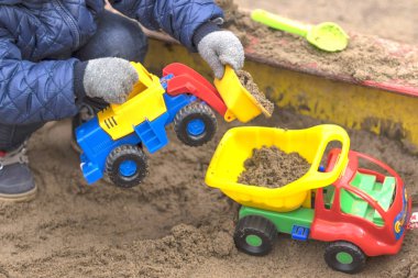 Sandbox yakın çekim sıcak kış giysileri içinde çocuk oyun