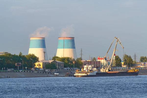 Die Türme eines Wärmekraftwerks, vor dem Hintergrund der — Stockfoto