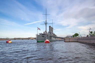 St Petersburg Neva nehrinde Aurora Kruvazör görünümü, 