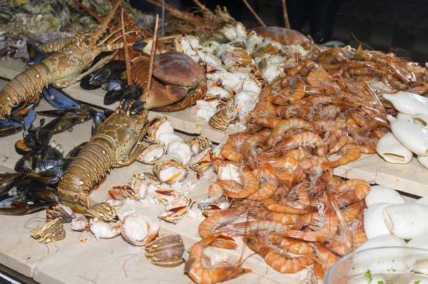 Calmar de crevettes et crabe sur une table festive — Photo