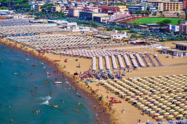 Sandy deniz plaj İtalya kıyılarını, şemsiye ve şezlong turistler için mevcuttur. Mavi gökyüzü ve okyanus su
