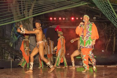 Havana, Küba - 04 Ocak 2018: Küba'da bilinmeyen bir otelde New Year's Eve üzerinde Kübalı dansçılar konuşma