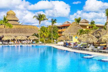 Varadero, Küba - 05 Ocak 2018: Iberostar Varadero Hotel Küba'da bir havuzda yakınındaki güneşlenme turist