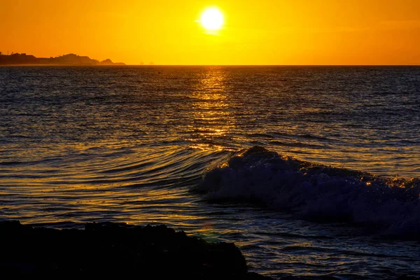 Meereslandschaft Bei Sonnenuntergang Dunkles Wasser Mit Goldenem Sonnenpfad Und Abendhimmel — Stockfoto