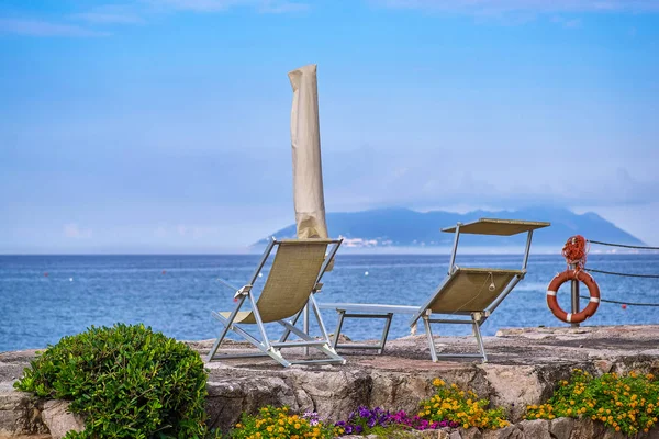 Una Playa Arena Largo Del Mar Tumbonas Sombrillas Tomar Sol — Foto de Stock