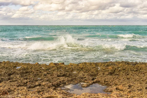 Paesaggio Marino Una Striscia Riva Onde Che Infrangono Contro Rocce — Foto Stock