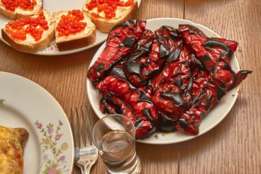 Festival ahşap bir masa üzerinde bir plaka üzerinde ızgara tatlı kırmızı biber