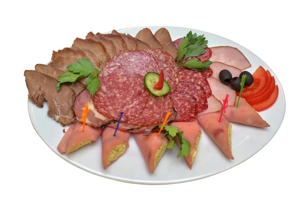Rebanadas de carne con verduras, aceitunas y verduras en un plato blanco , — Foto de Stock