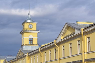 Şehir saat kulesi üzerinde sarı house, kentsel mimari