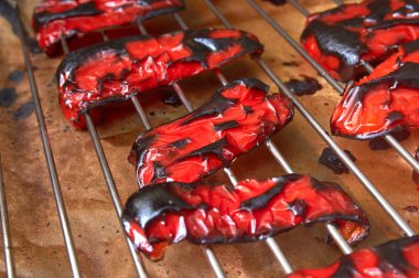 Fırında ızgara ızgara tatlı kırmızı biber