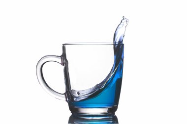 Şeffaf kupa mavi sıvı dökülen, izole, yakın çekim