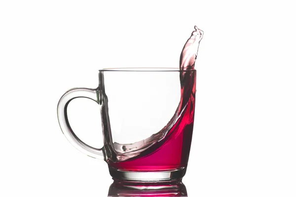 Tazza Trasparente Con Liquido Rosso Fuoriuscita Isolamento Primo Piano — Foto Stock