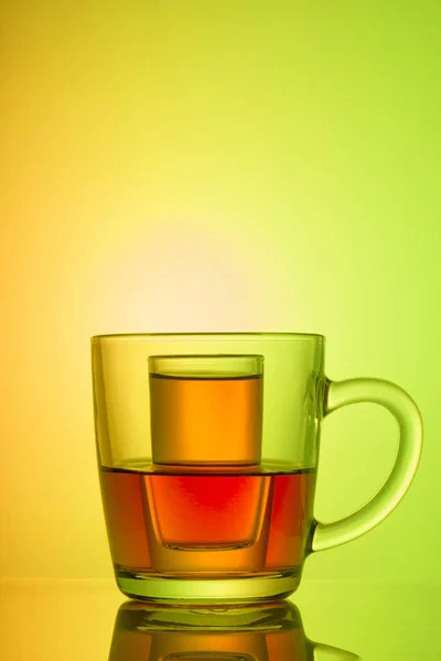 Преломление Жидкости Стекле Стакан Кружке Чая Цветном Фоне — стоковое фото