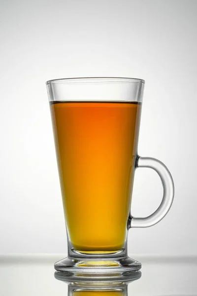 Tee Einer Transparenten Tasse Auf Weißem Hintergrund Nahaufnahme — Stockfoto