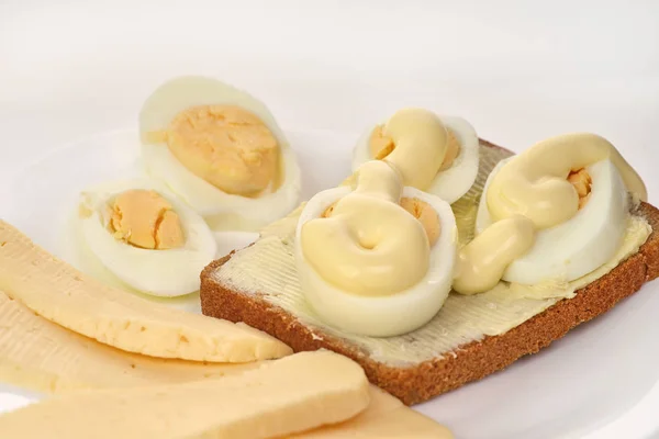 Chleb kanapkę z masłem jajka z majonezem i serem na — Zdjęcie stockowe