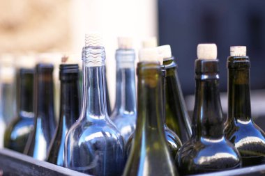 Odak, sarhoşluk kavramı içinde boş şarap şişeleri ile kutu