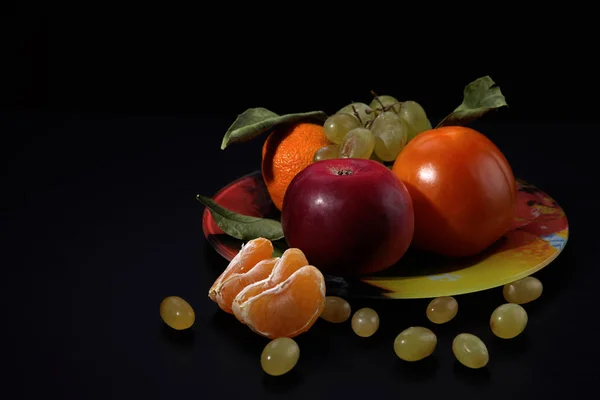 Fatias Tangerina Uvas Verdes Frente Prato Com Frutas Fundo Preto — Fotografia de Stock