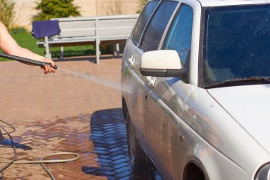 Özel bir çamaşır makinesi hortum dan bir güçlü su jeti ile kirli bir araba yıkama