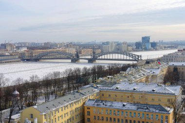 Görünüm Smolny Katedrali'nin gözlem güverteden St. Petersburg sen-ebilmek görmek Bolshoyhten köprü buz kaplı nehre Neva