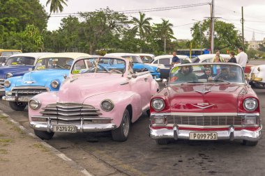Havana, Küba - 04 Ocak 2018: Küba Havana Caddesi üzerinde park etmiş bir retro klasik Amerikan otomobil
