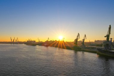Deniz kargo liman, rıhtım vinçler ile görünümünü gündoğumu