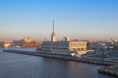 Finlandiya Körfezi, St. Petersburg ve deniz istasyonu erken sabah binanın görünümü