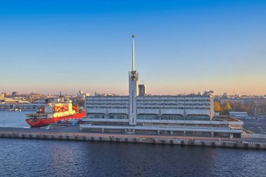 Finlandiya Körfezi, St. Petersburg ve deniz istasyonu erken sabah binanın görünümü