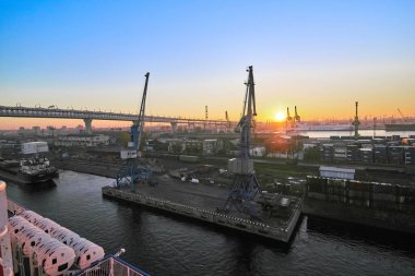 Saint Petersburg, Rusya - 15 Ekim 2018: Kargo nehir limanı, St. Petersburg tren araba ile bir yolcu gemisi güverteden görüntülemek