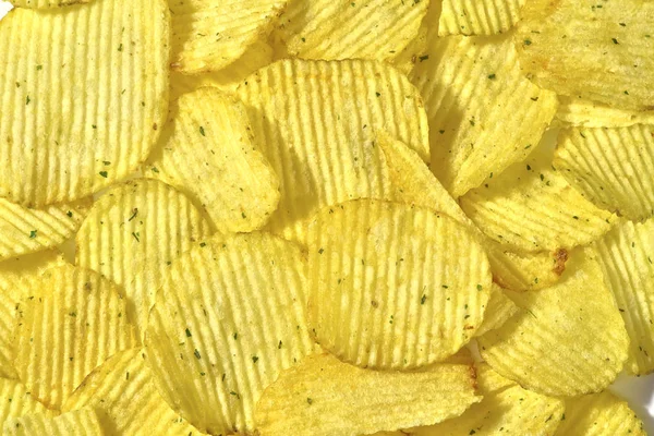 Korrugerade Potatischips Med Salladslök Närbild Mat Bakgrund Textur — Stockfoto