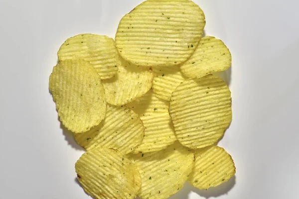 Patatas Fritas Onduladas Con Cebollas Verdes Sobre Fondo Blanco Textura — Foto de Stock