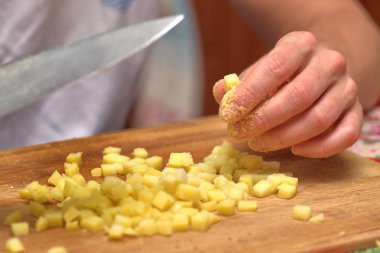Kesme bir ahşap tahta üzerinde bir bıçakla patates haşlanmış