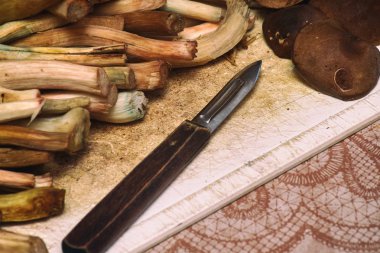 Kesme tahtası soyulmuş ve soyulmuş mantar ile