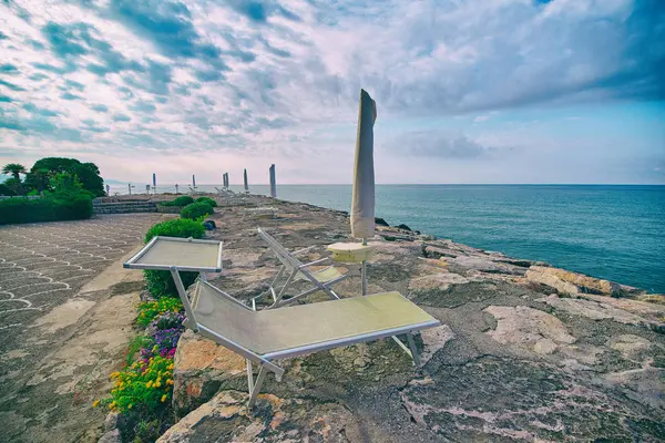 Playa Temprano Mañana Falta Gente Sombrillas Dobladas — Foto de Stock