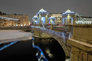 Lomonosov köprü gece. Saint Petersburg, Rusya. Yeni yıl ve Noel illumunated